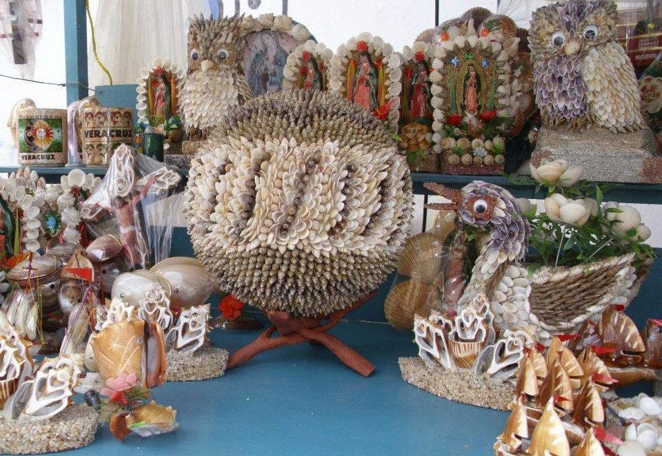 Artesanías echas con conchas de la Costa Esmeralda en Tecolutla, Veracruz.