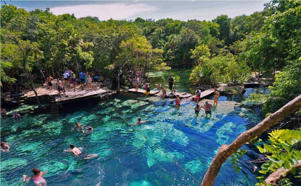Cenote Azul  en Bacalar.