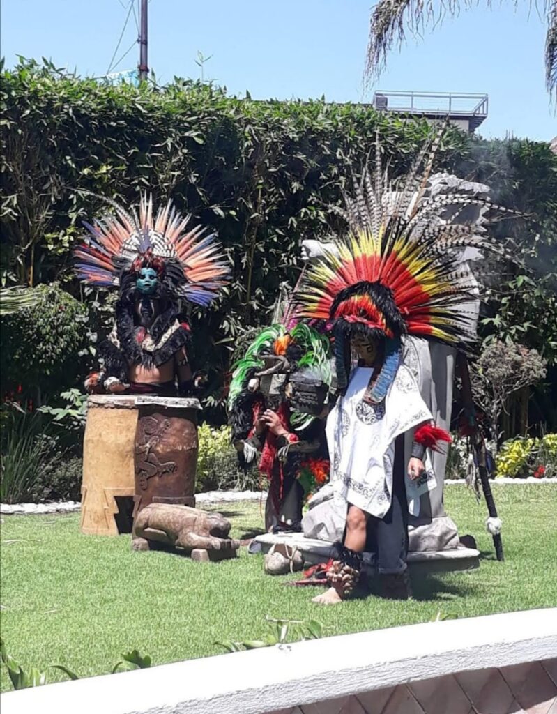 Entretenimiento prehispánico en Restaurante Ciudad Sagrada
