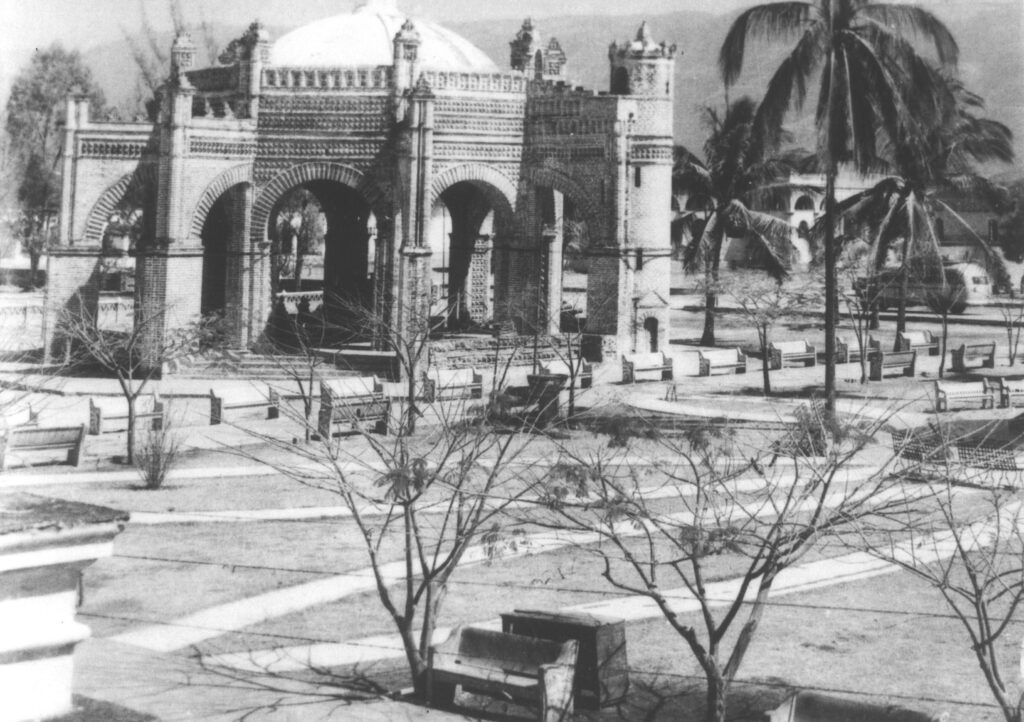 Foto antigua de 'La Pila', fuente de la plaza principal de Chapa de Corzo.