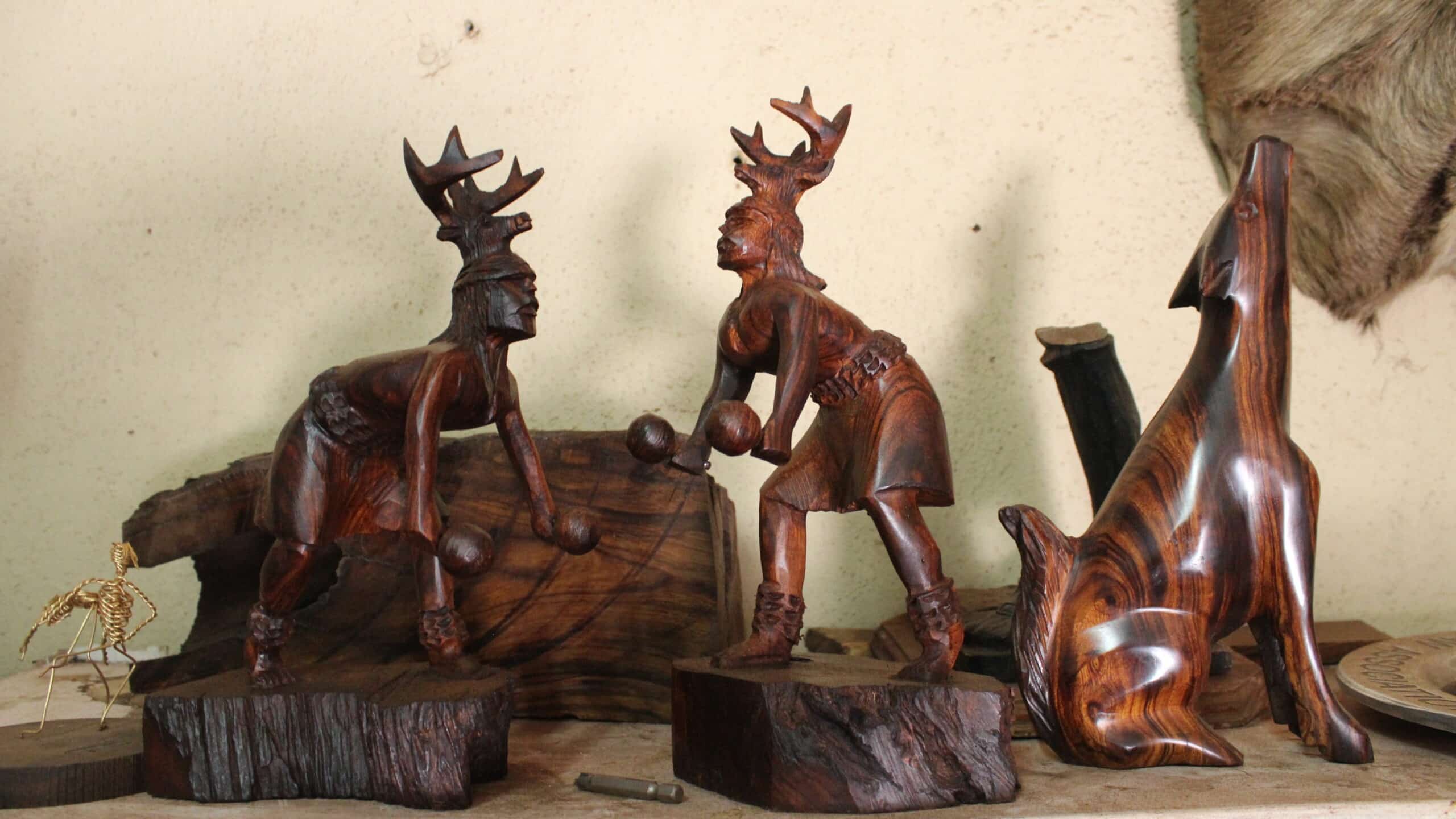 Artesanías de figuras talladas en madera en Arteaga. Foto: gob.mx