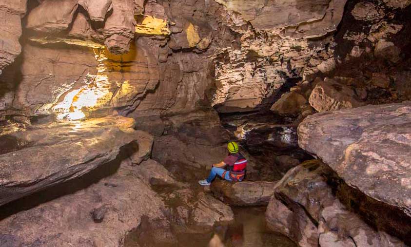 visitante de la Gruta del Duende