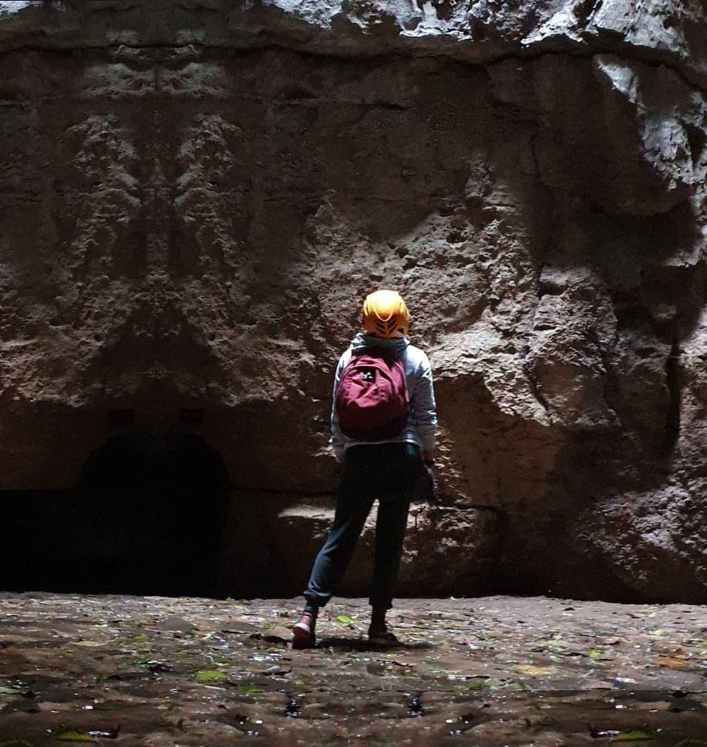 visitante admirando la Gruta del Duende