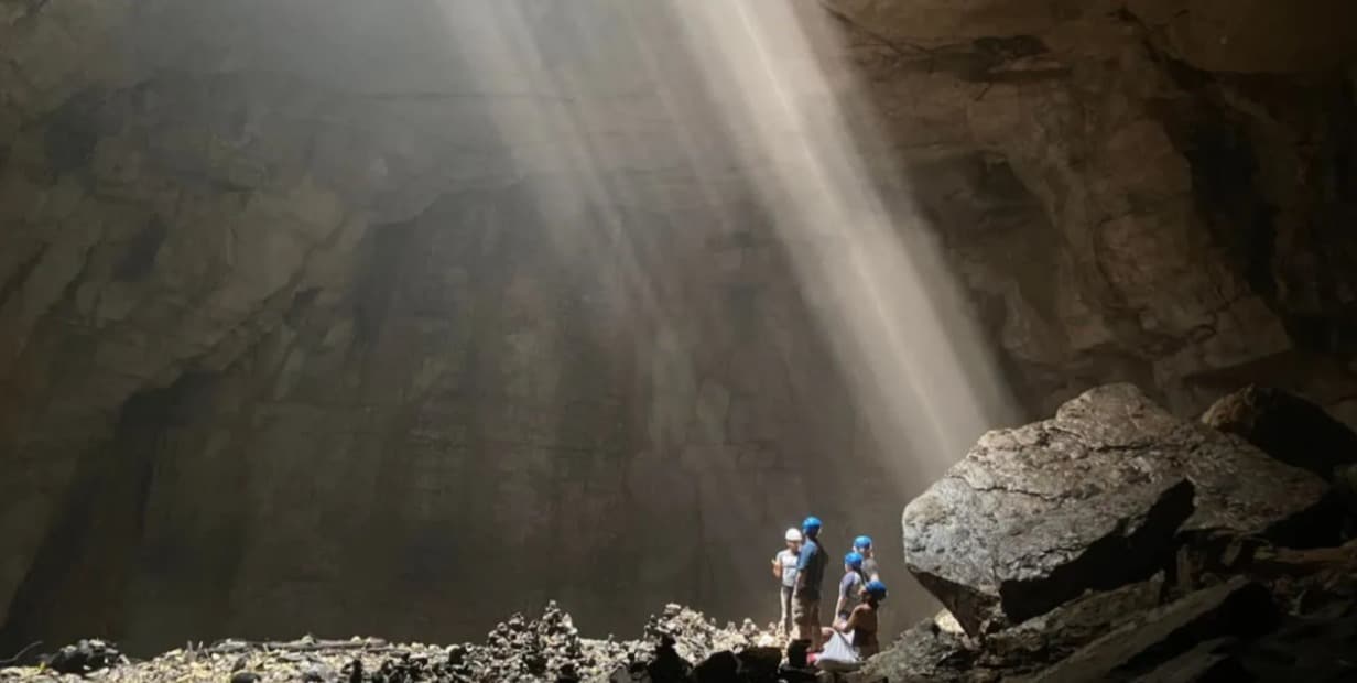 rayos de luz en la cueva de los duendes