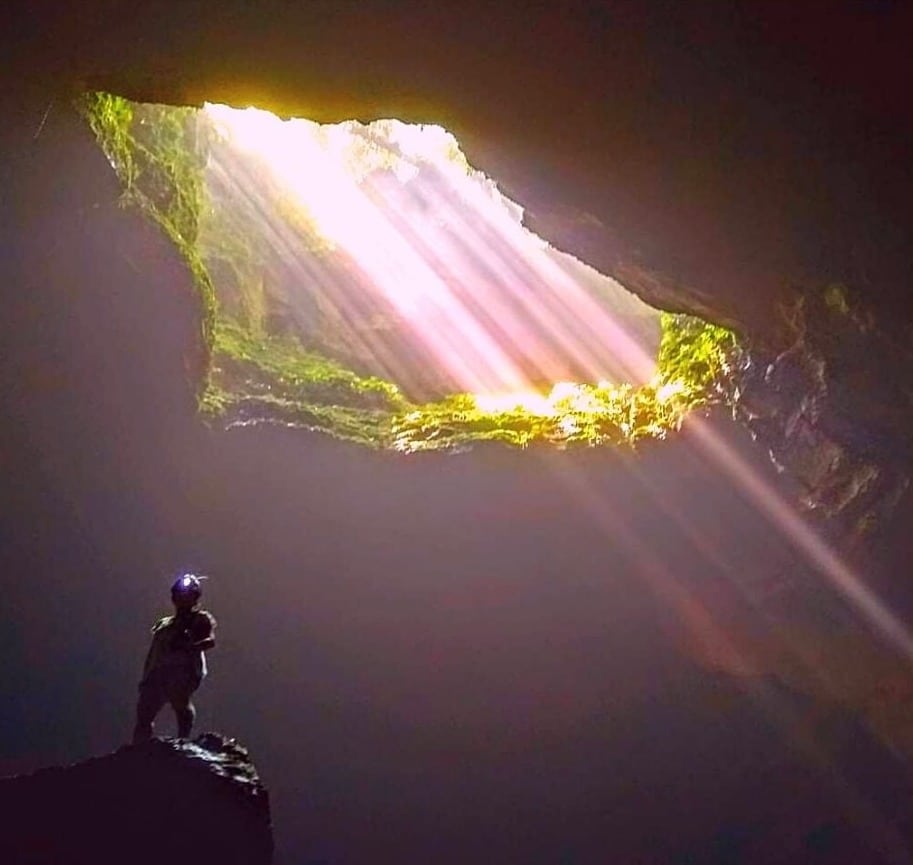 rayo de luz en la cueva