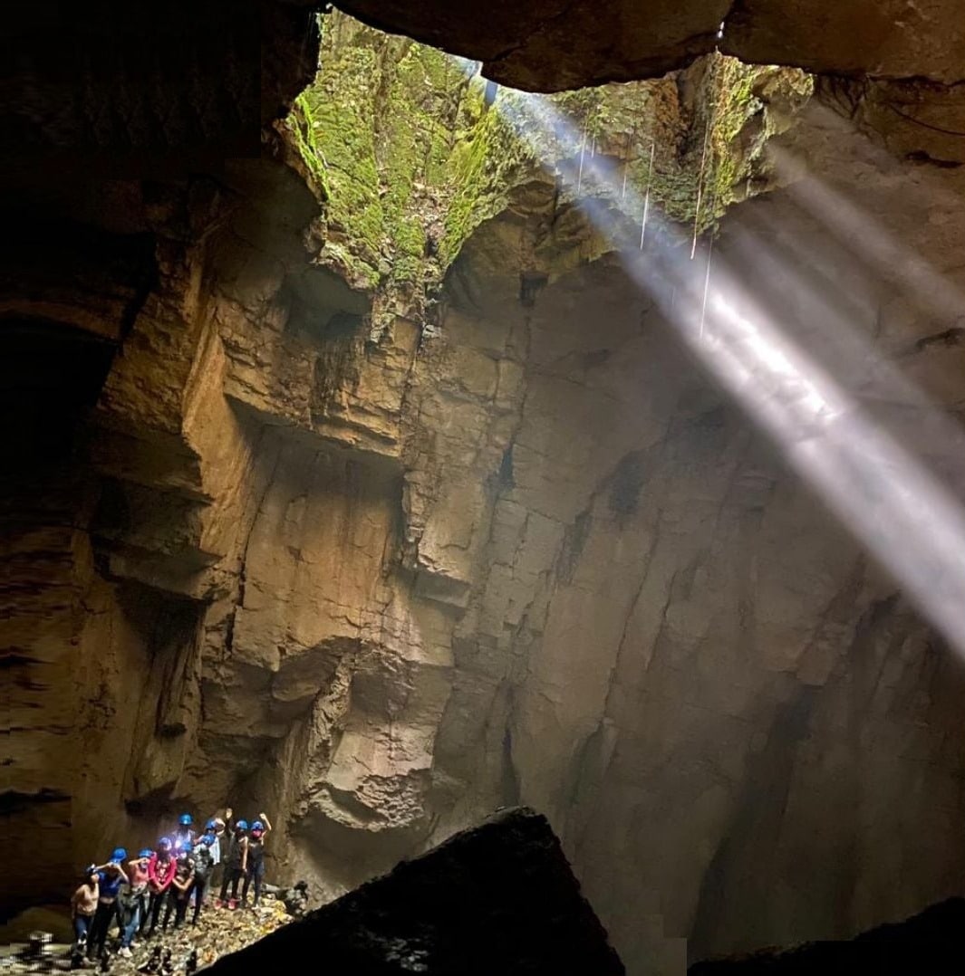 visitantes en la Gruta del Duende