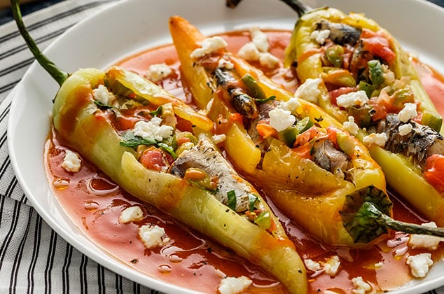 Chiles de agua rellenos de queso oaxaqueño