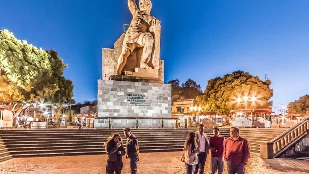 monumento guanajuatense en la noche