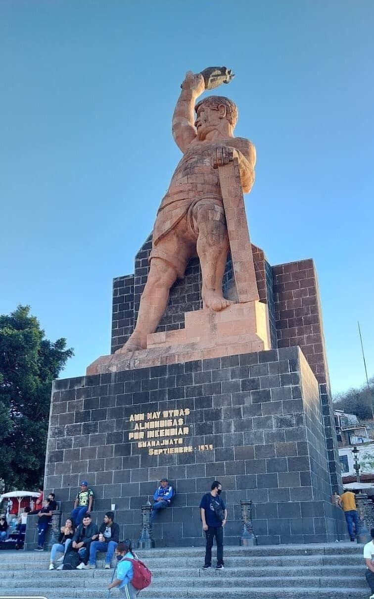 Estatua gigante de cantera