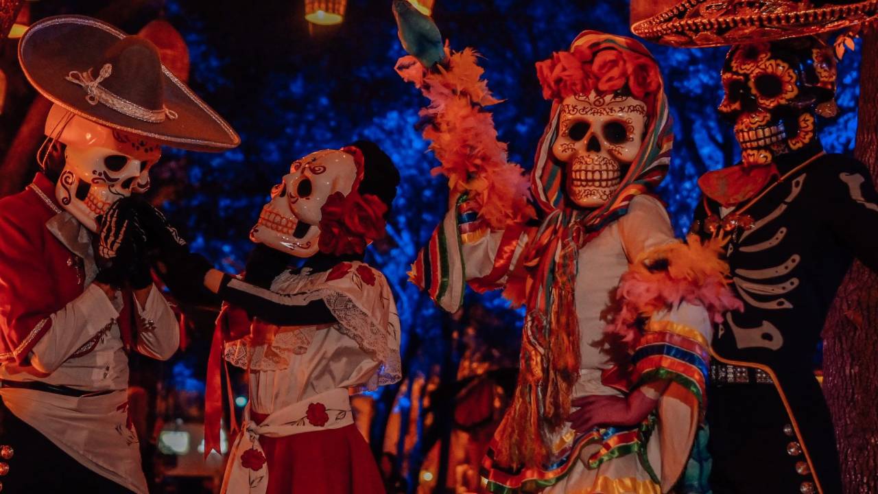 Calaverandia celebra su quinto aniversario entre calacas y catrinas