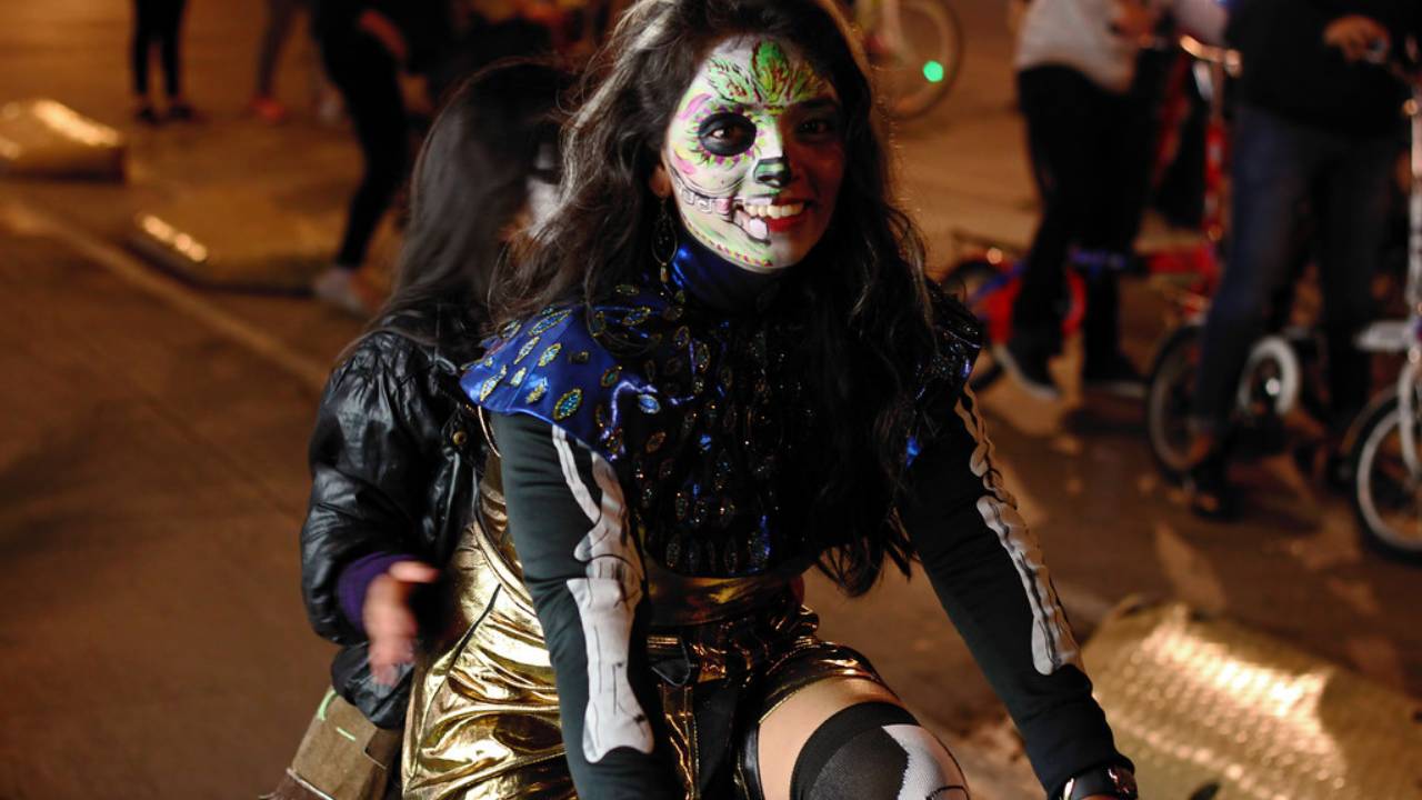 Vive el Día de Muertos con el Paseo Nocturno en Bicicleta