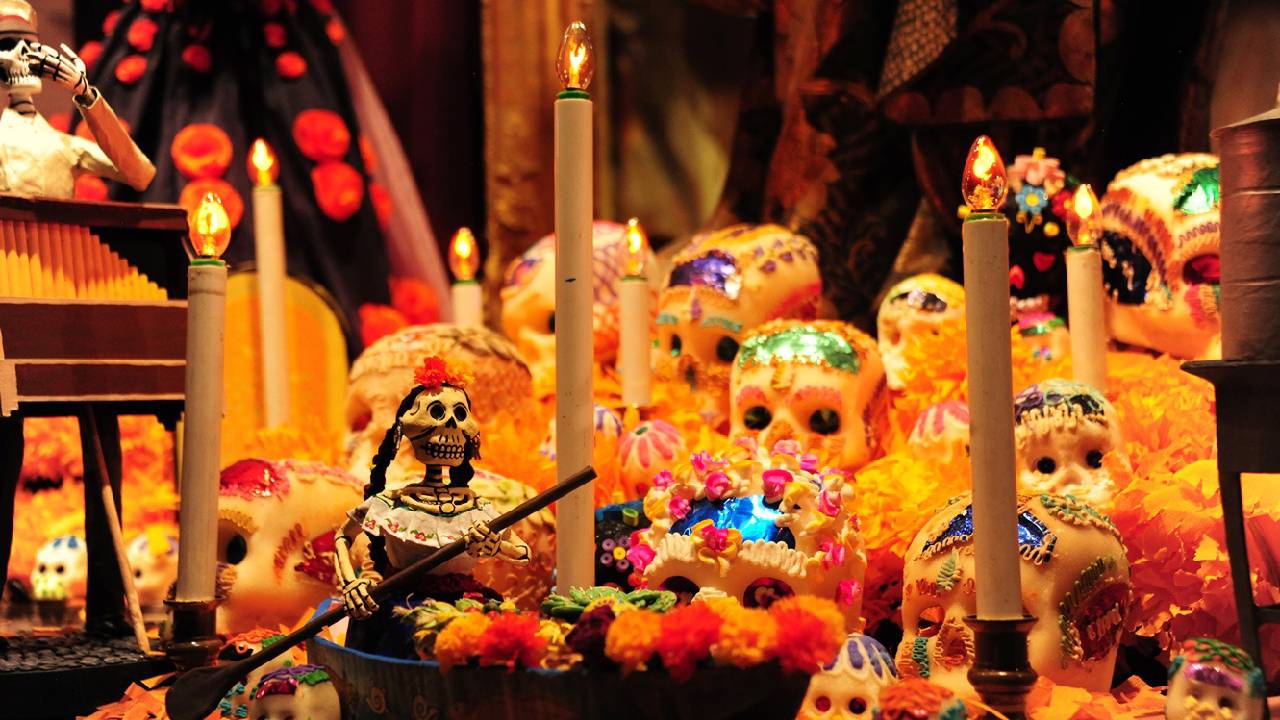 Estos son los elementos que no pueden faltar en el altar de muertos