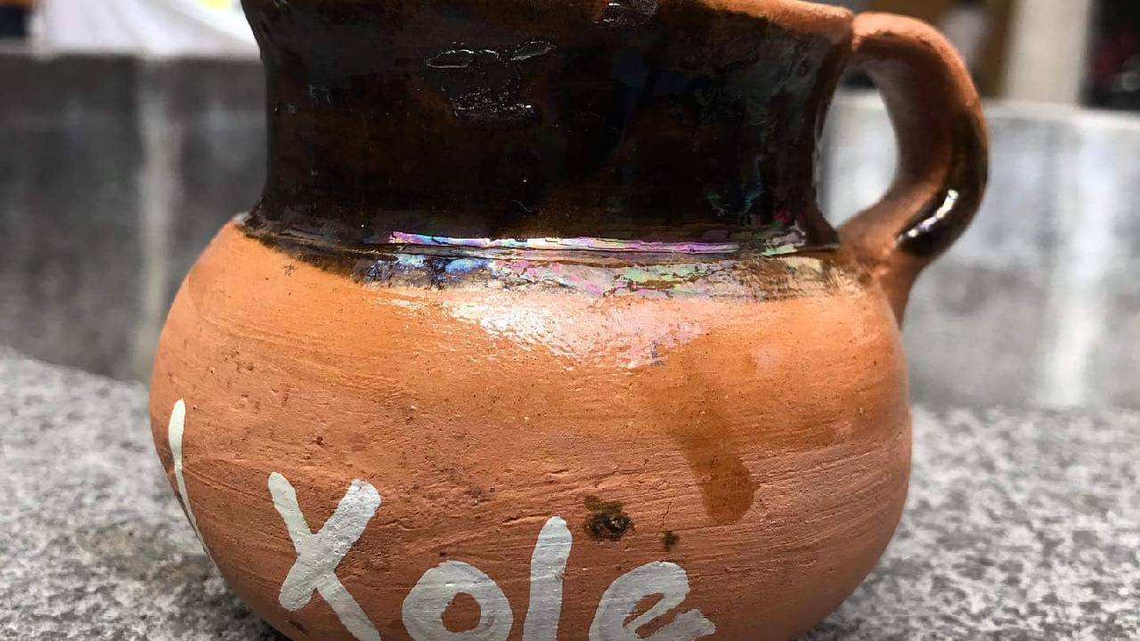 ‘Xole’ el atole negro prehispánico que debes conocer