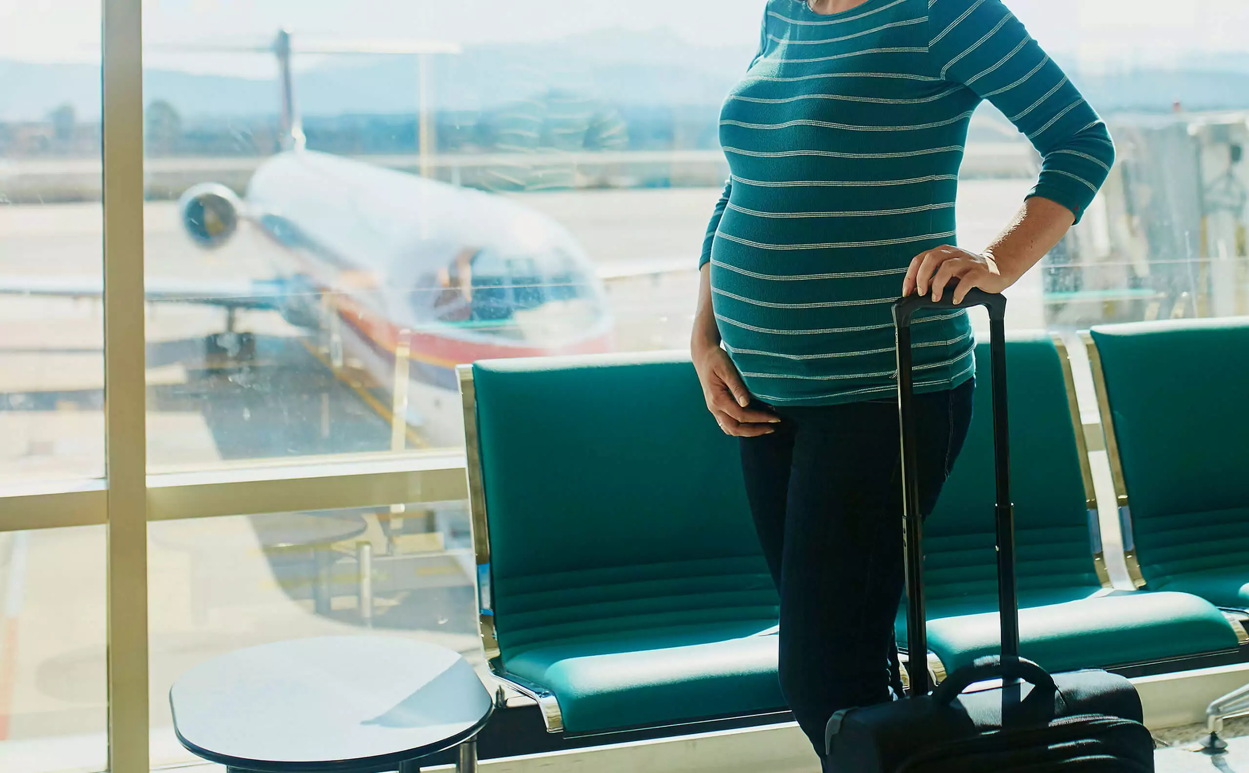 ¿Cómo viajar en avión si estás embarazada? Te decimos
