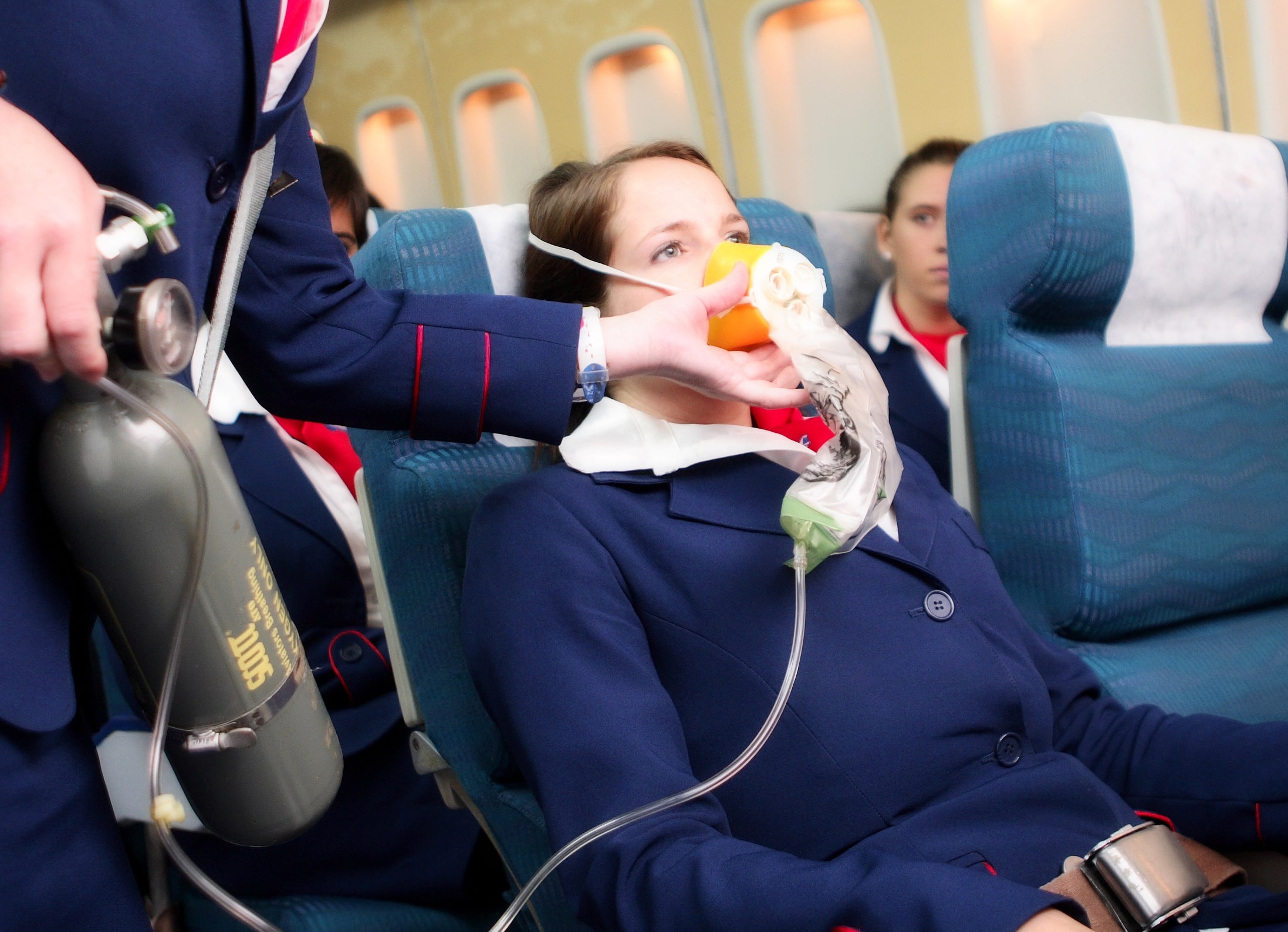 ¿Cuál es el protocolo de emergencia médica en un avión?