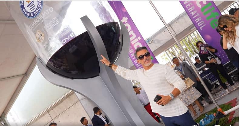 Guanajuato rompe récord Guinness con la copa de vino más grande