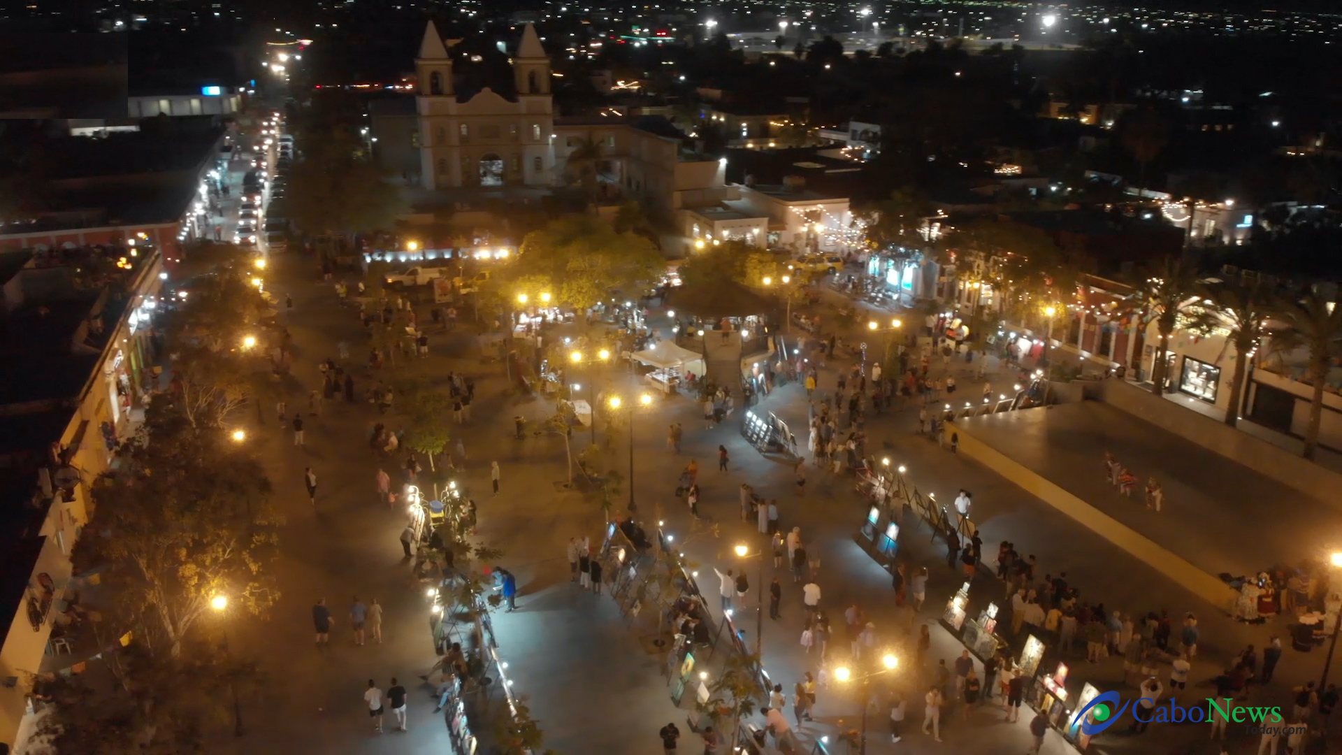 Tianguis cultural en la Plaza Mijares