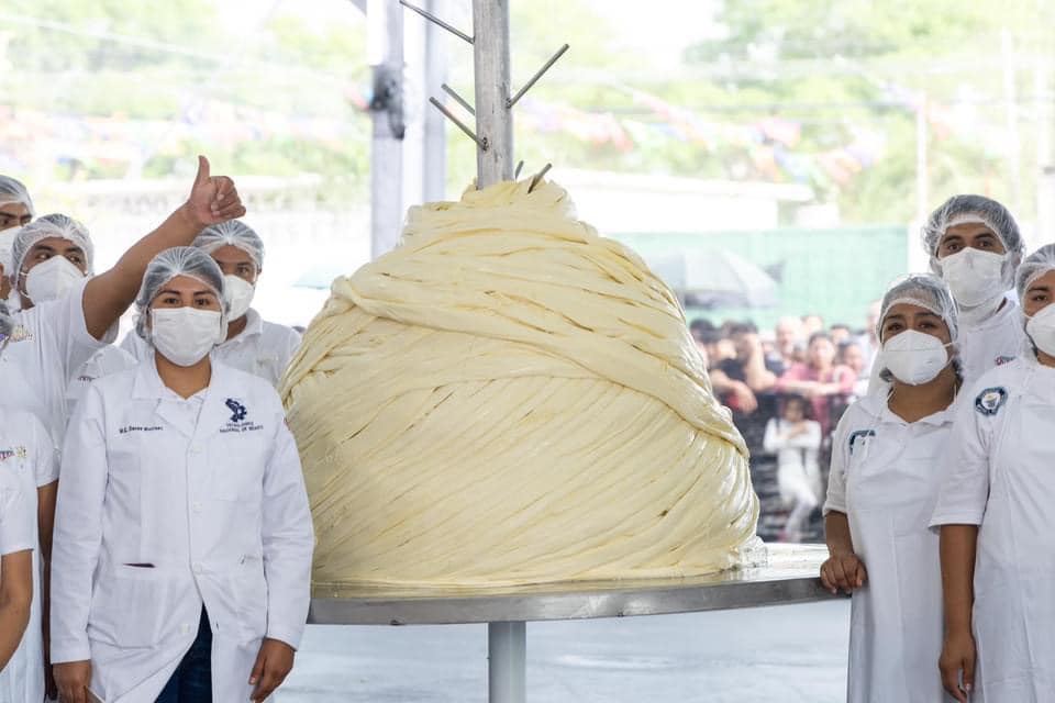 Oaxaca rompe récord Guinness con el quesillo más grande del mundo