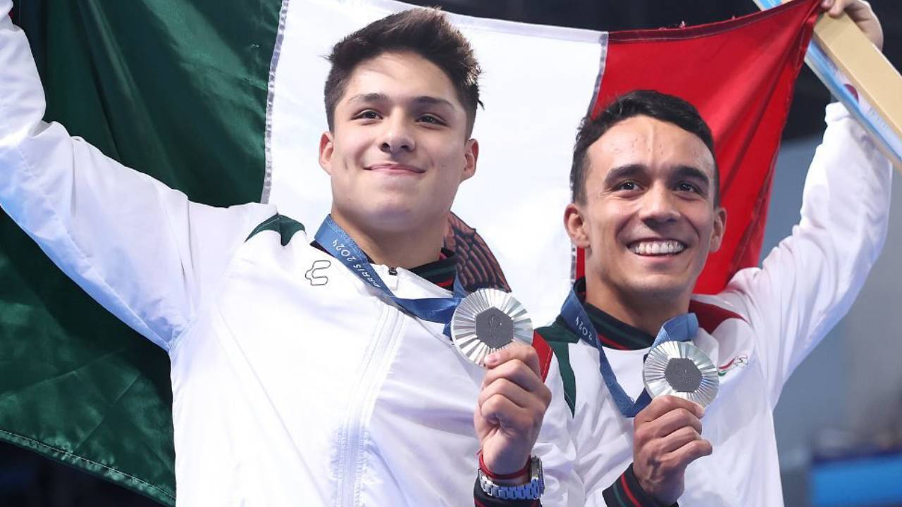 Clavadistas mexicanos deslumbran en París con medalla de plata