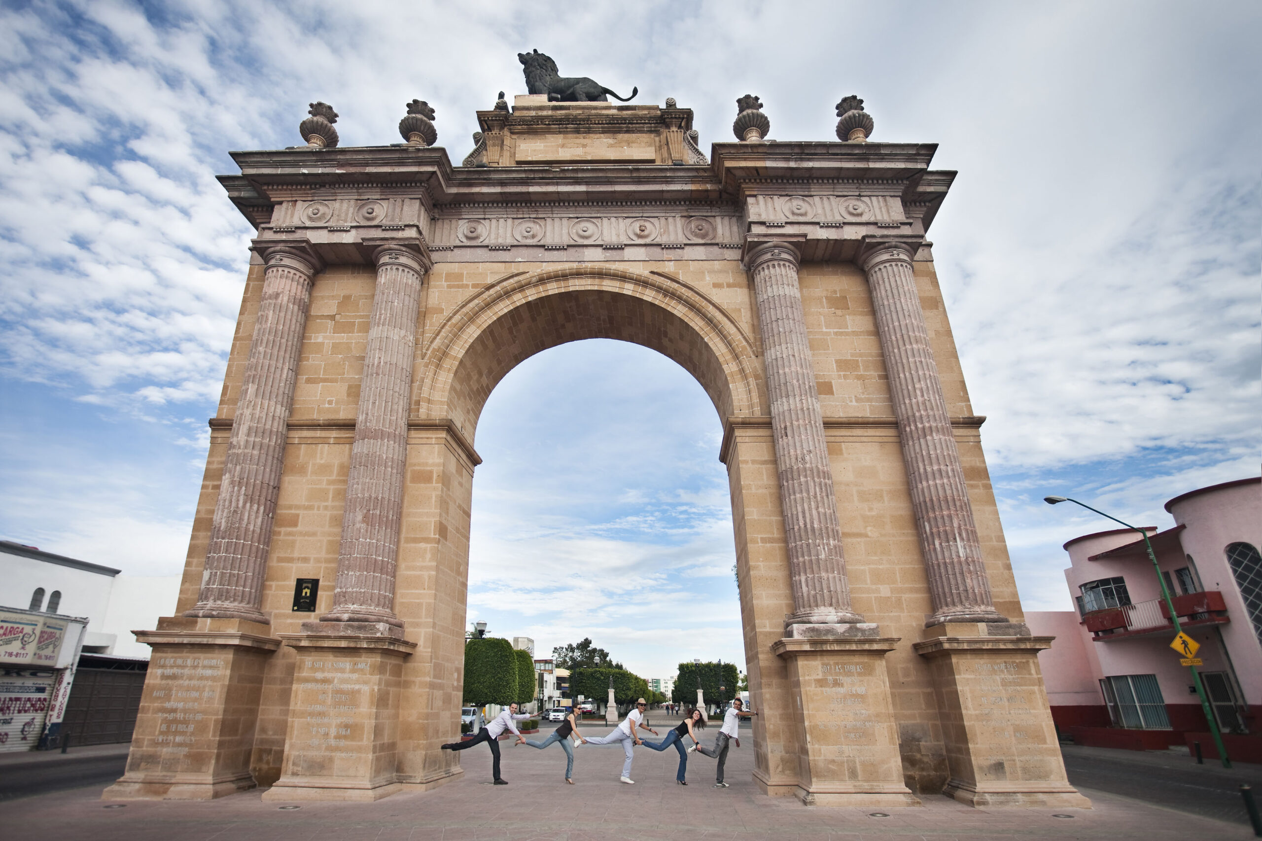 Plaza Principal y Arco de la Calzada.