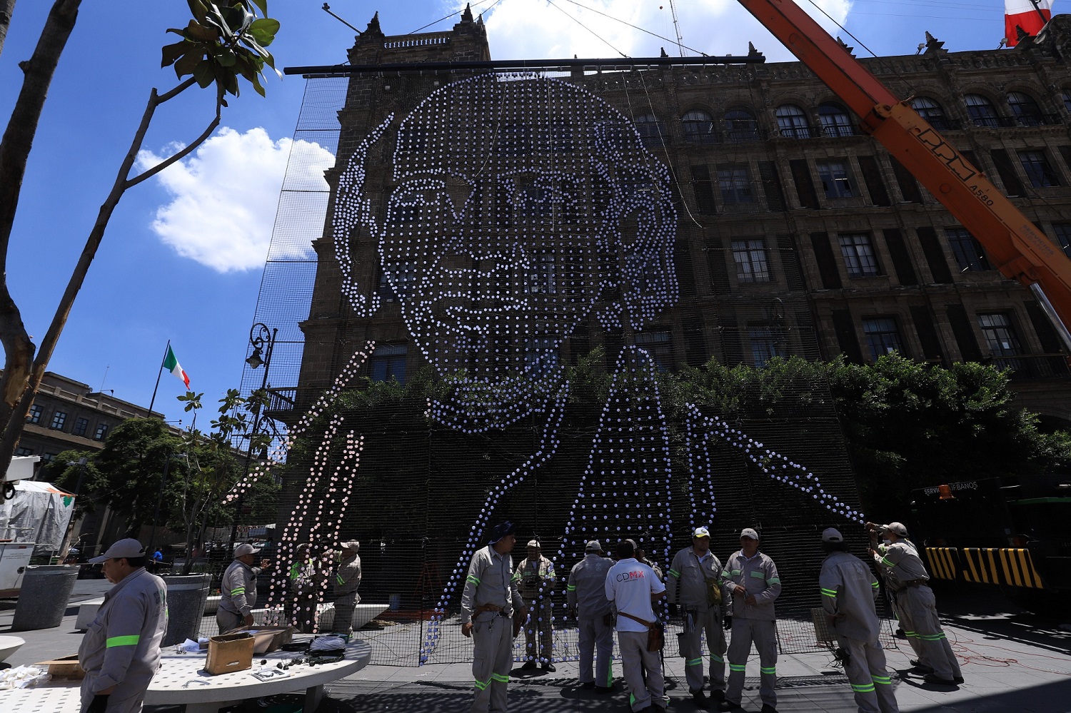 Zócalo de la CDMX se ilumina con alumbrado por fiestas patrias