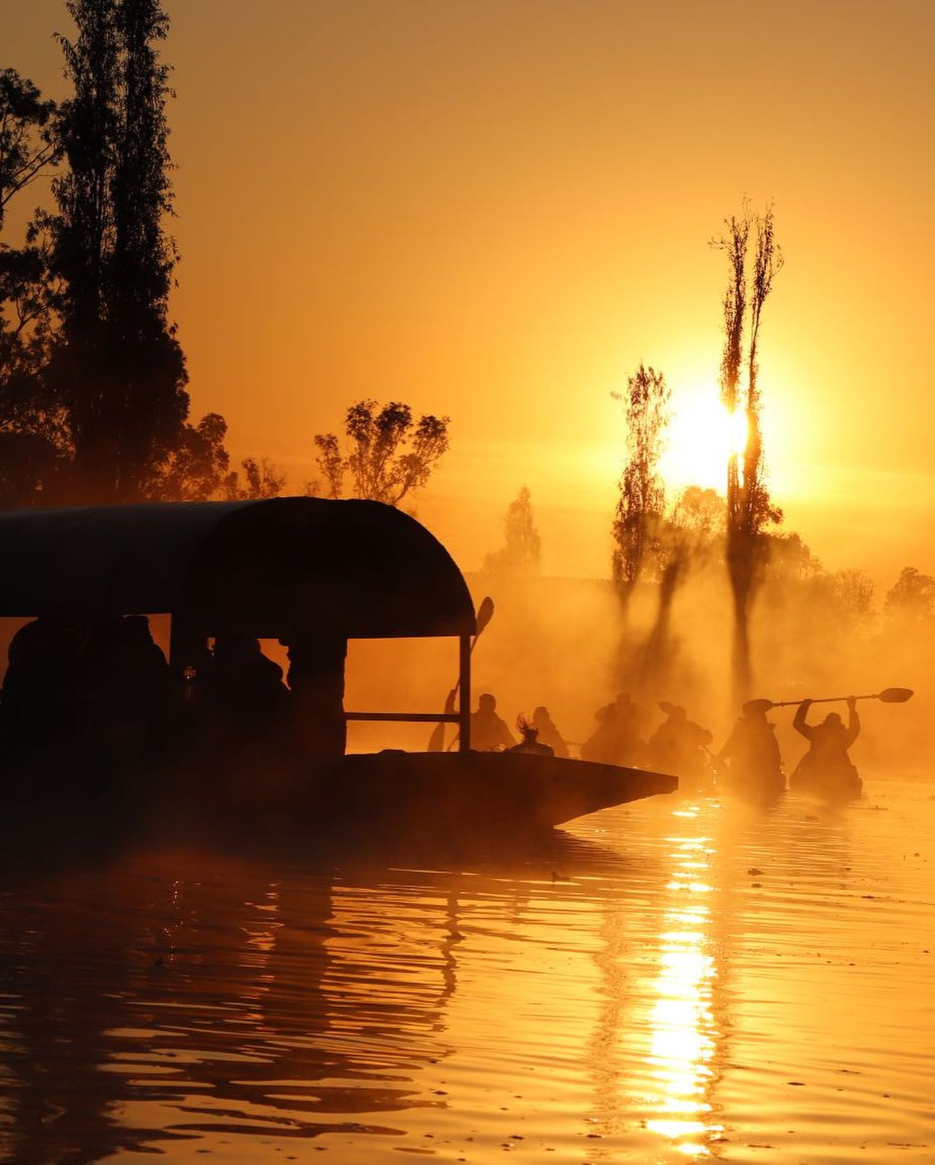 ¡Vive un amanecer muy patrio en una chinampa de Xochimilco!