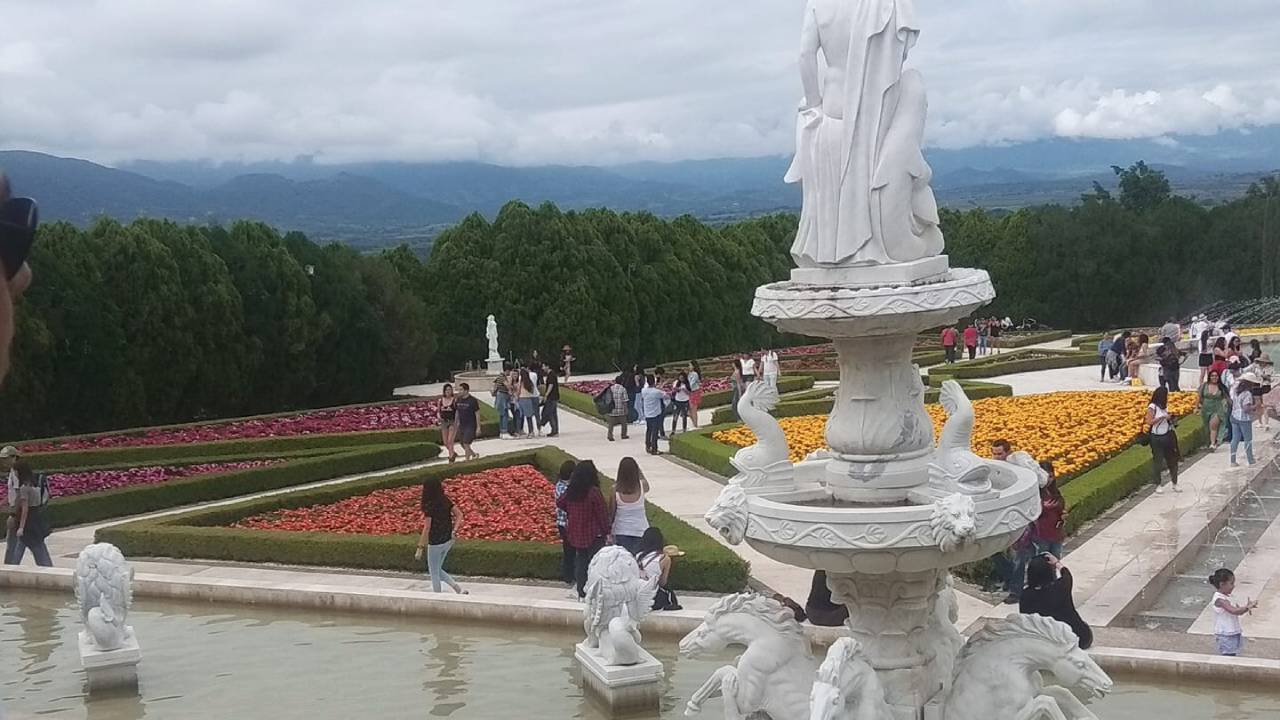 Festeja el Día de Muertos en un jardín con Tlalmanalli