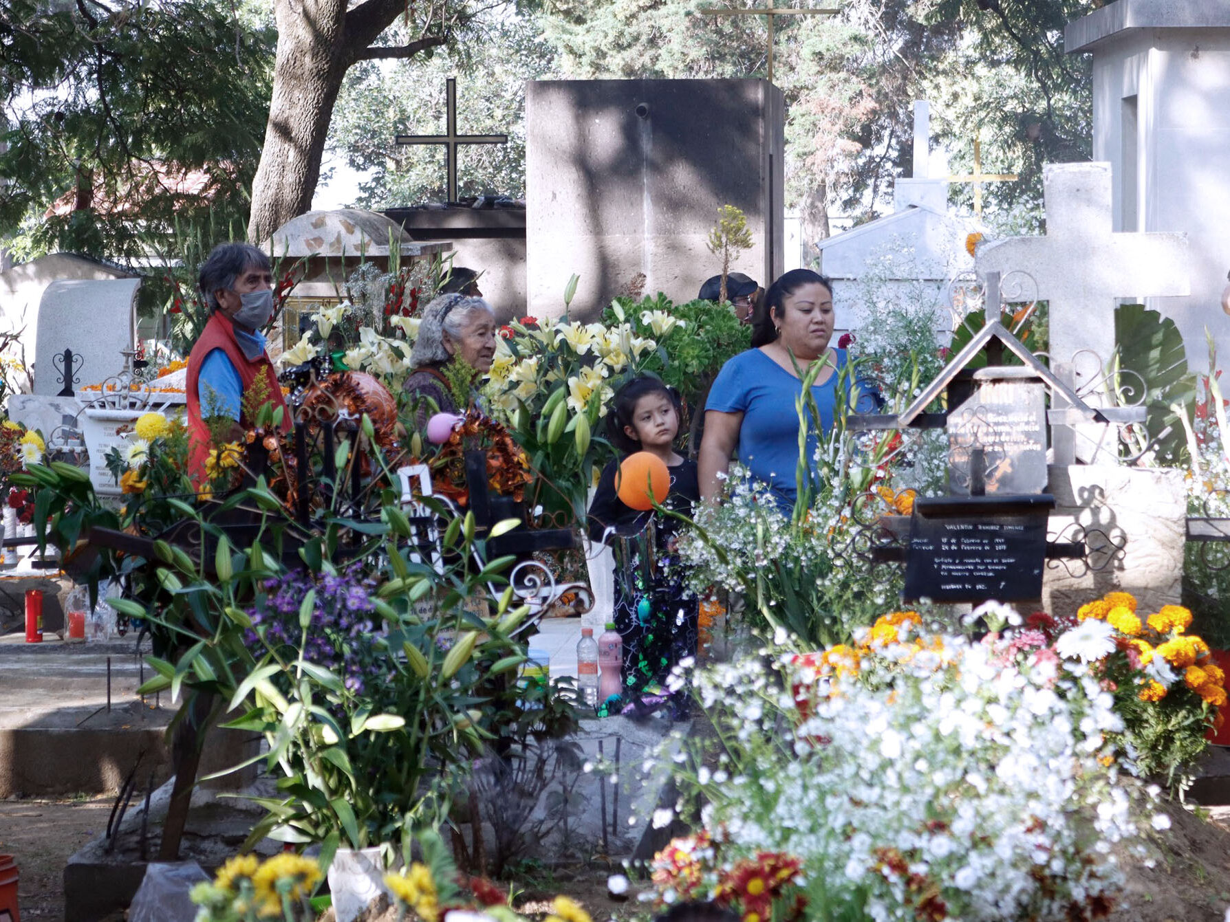 ¿Cuáles serán los horarios en panteones de CDMX por Día de Muertos? Te decimos