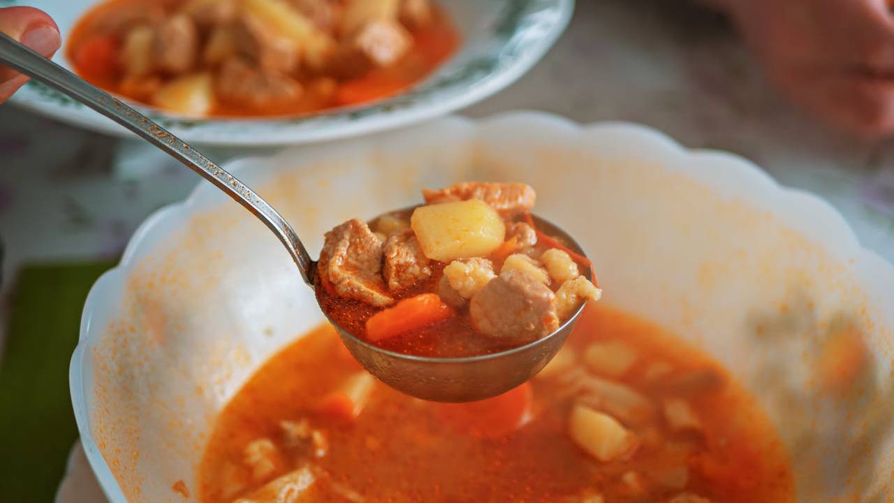 Prepara tu plato para un caldo de capón