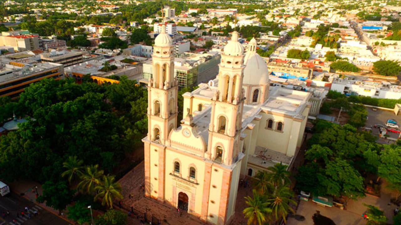 Natanael Cano y Julión Álvarez, en el Palenque de Culiacán