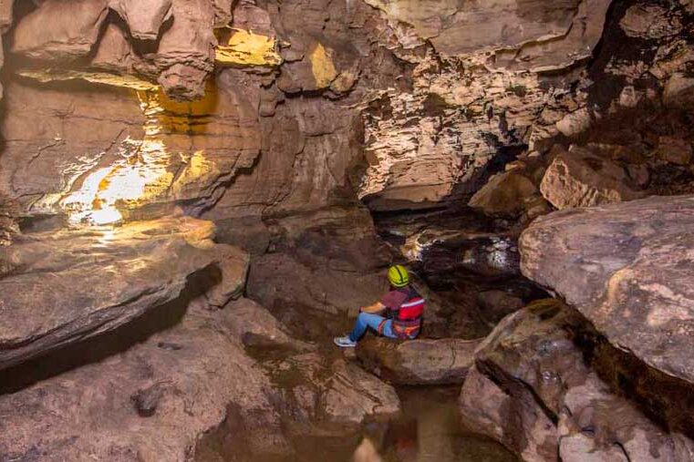 visitante de la Gruta del Duende