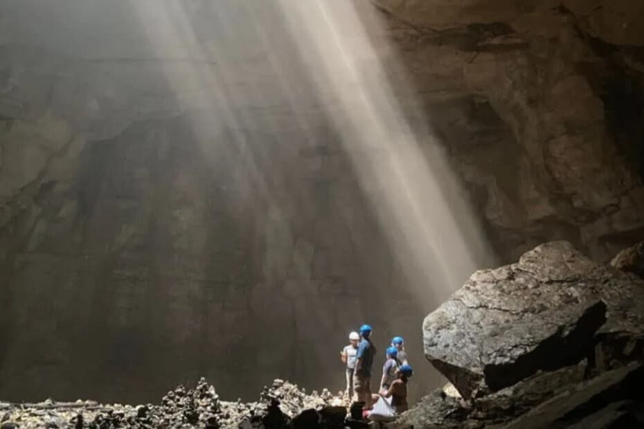 rayos de luz en la cueva de los duendes