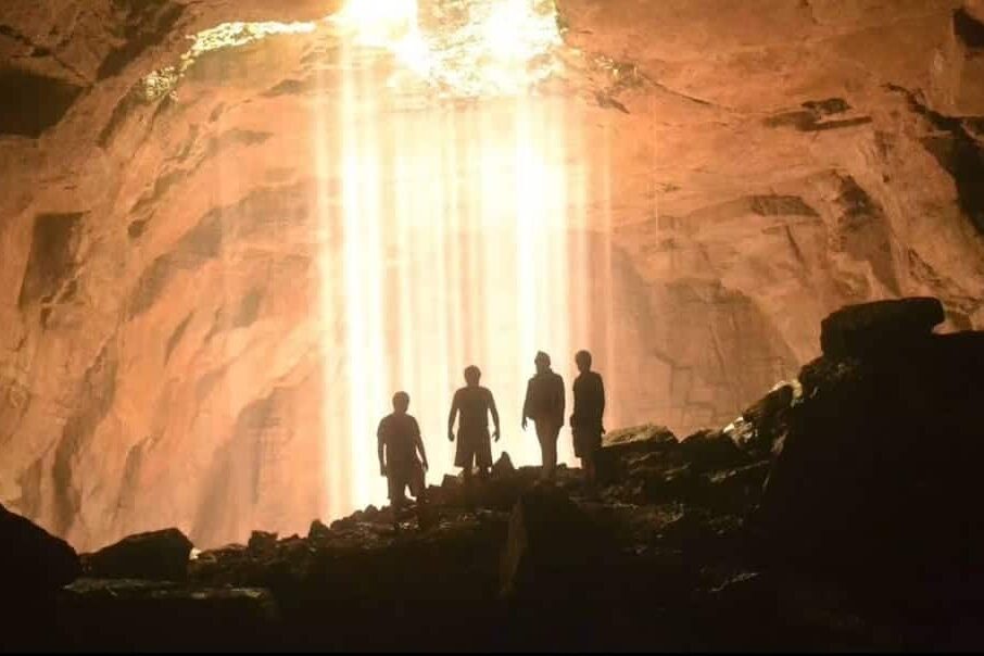 Rayos de luz en la cueva