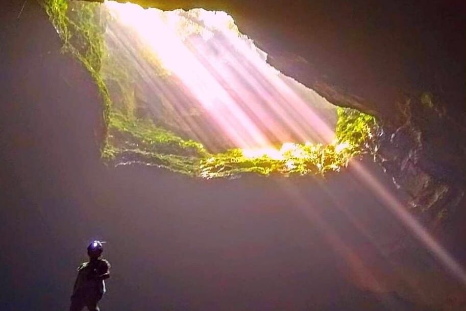 rayo de luz en la cueva 