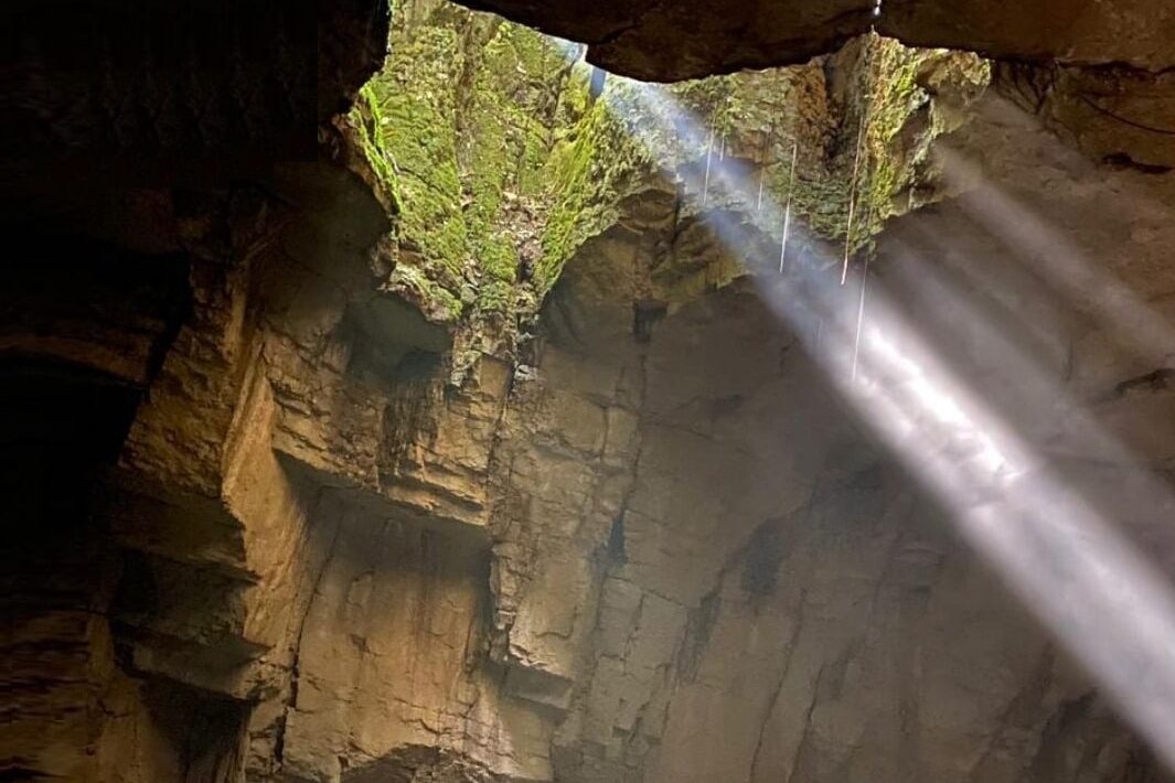 visitantes en la Gruta del Duende