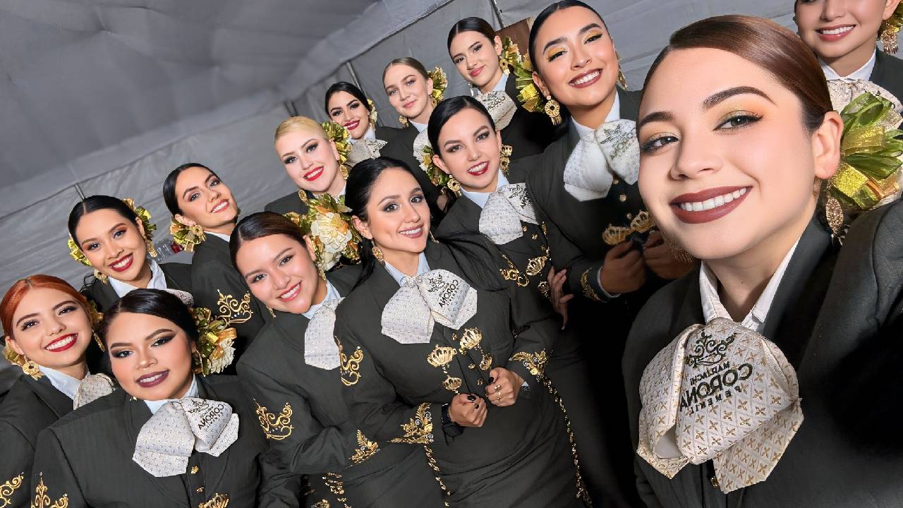 ¡Canta y no llores con estos mariachis bien mexicanos en su día!