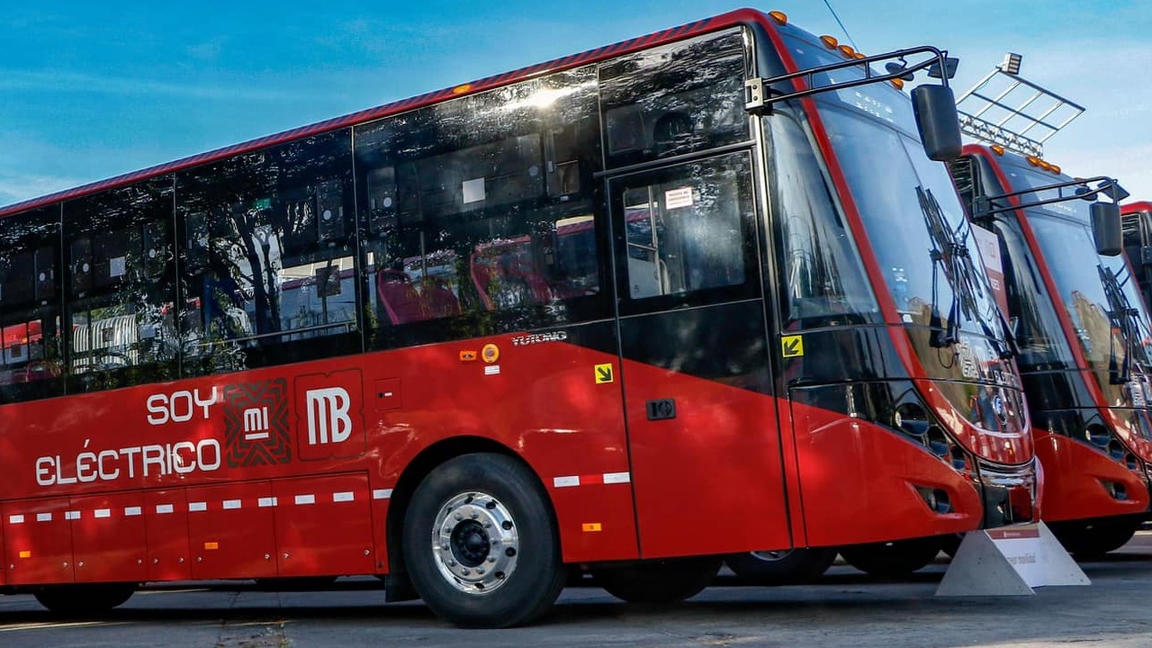 Metrobús estrena 26 nuevas unidades eléctricas