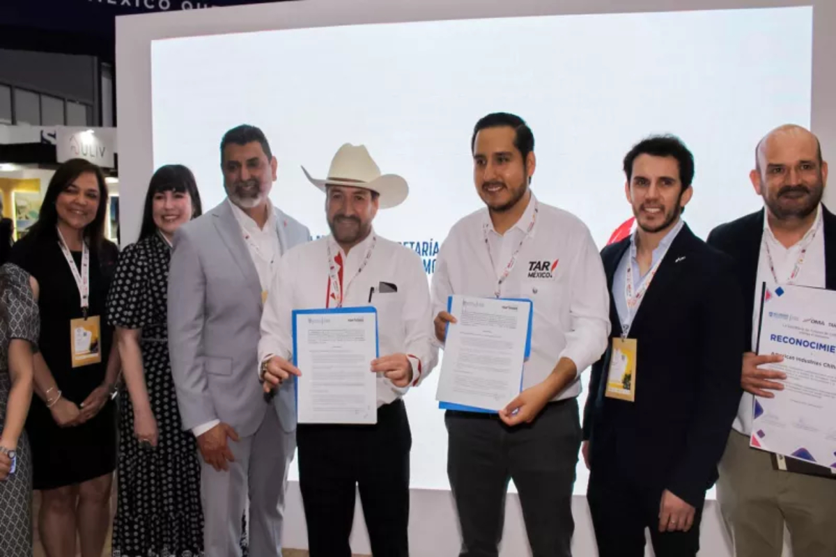 Edibray Gómez Gallegos, Abelardo Muñoz Martín y Ángel García Colín
ruta aérea Chihuahua–El Paso
