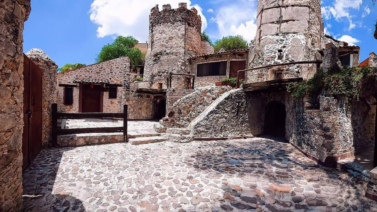 El hotel medieval de Bernal: una fortaleza con observatorio astronómico
