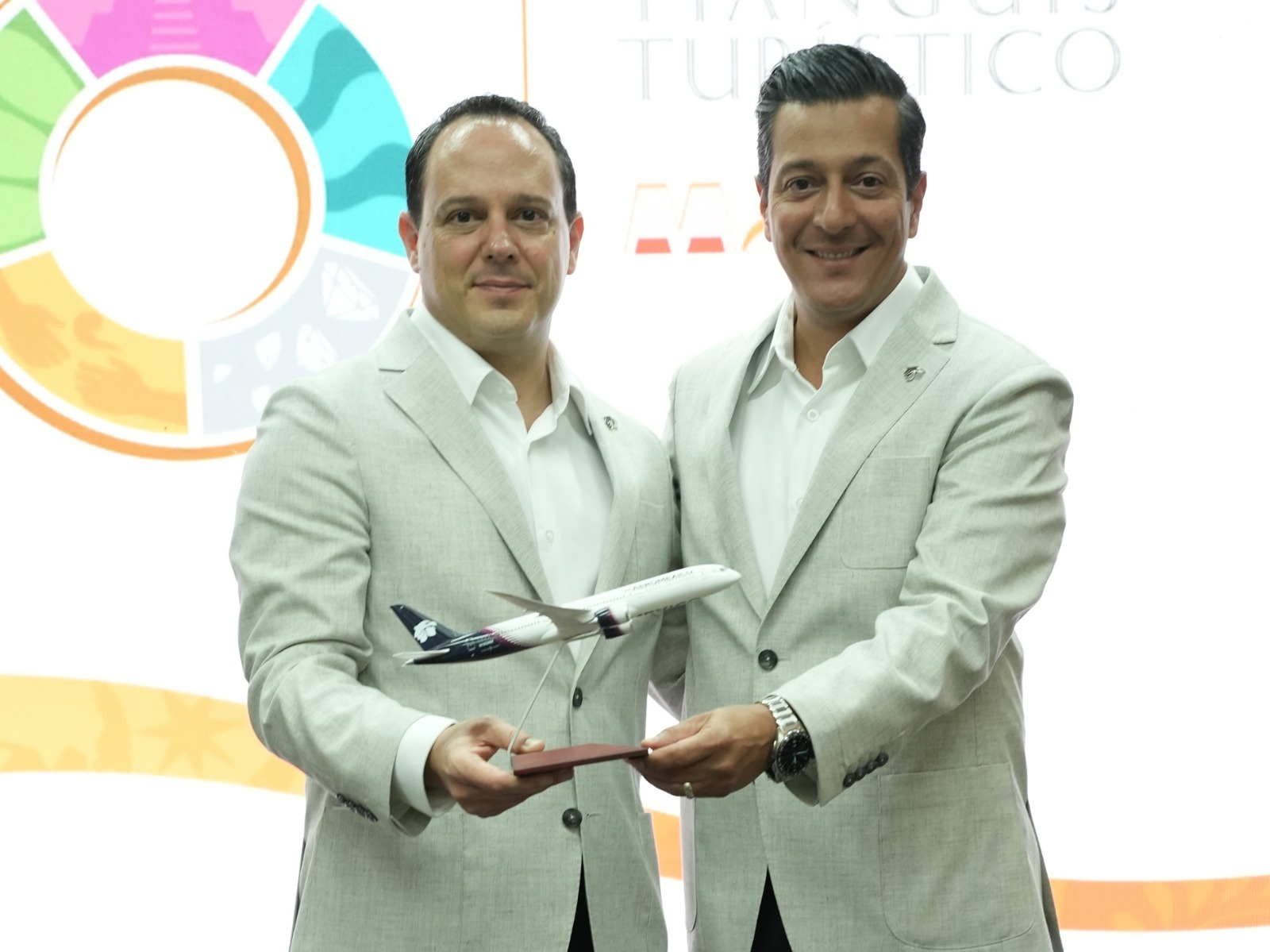 Directivos de Aeroméxico en el Tianguis Turístico México 2025.