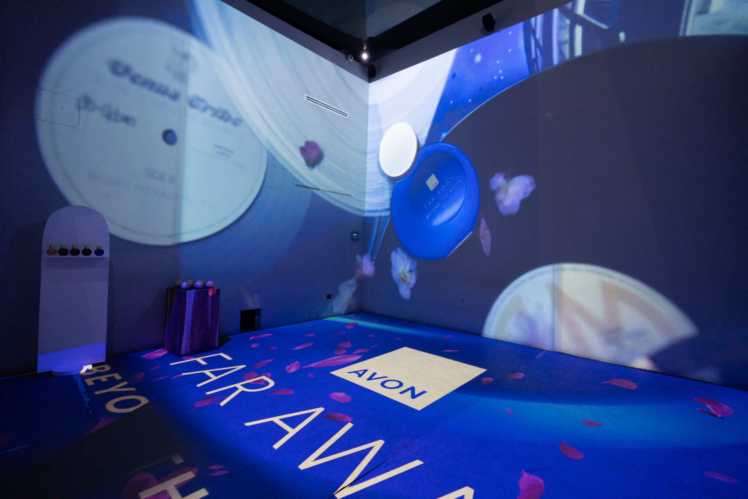 AVON y el Museo del Perfume abren icónica exhibición en perfumería.