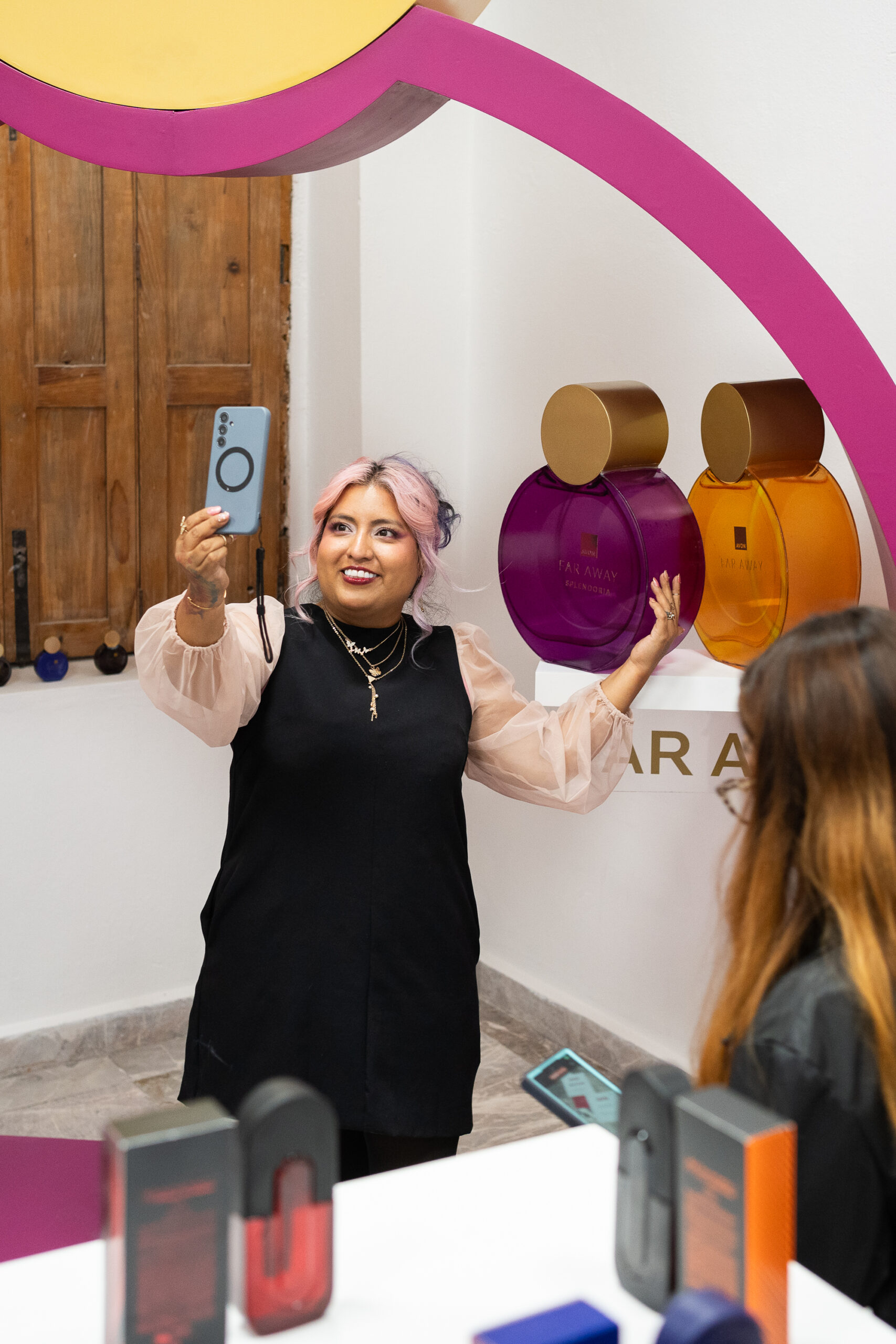 AVON y el Museo del Perfume abren icónica exhibición en perfumería.