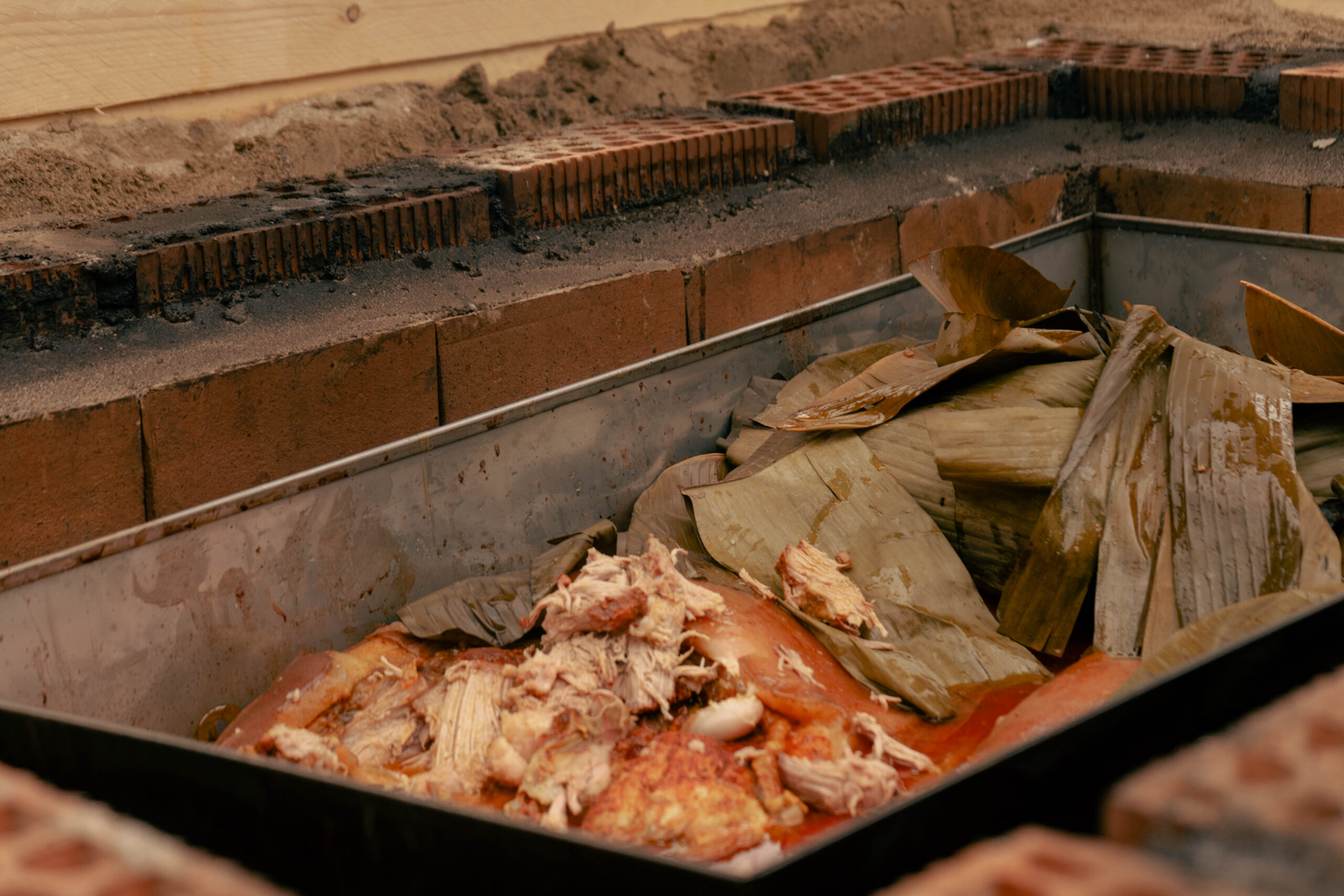 Europeos disfrutan cochinita pibil yucateca en Festival Internacional Meat & Fire 2025