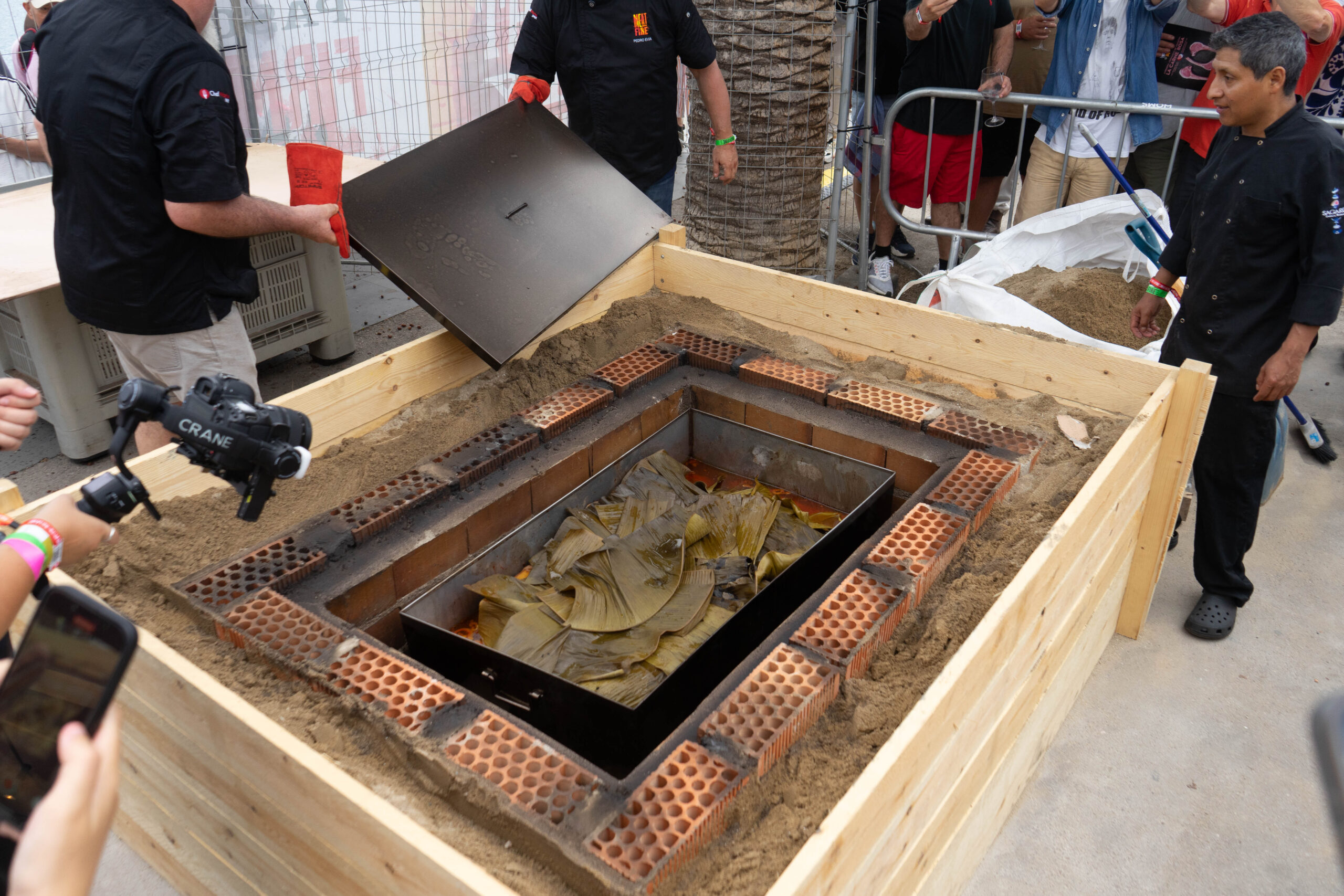 Europeos disfrutan cochinita pibil yucateca en Festival Internacional Meat & Fire 2025
