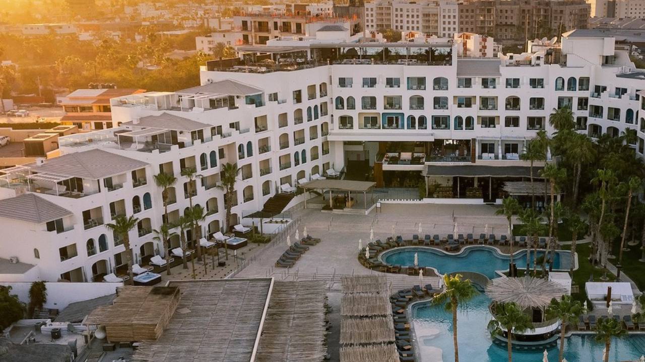 ME Cabo vibra con Nike Swim: fiesta, moda y mar en el gran lanzamiento de 2025