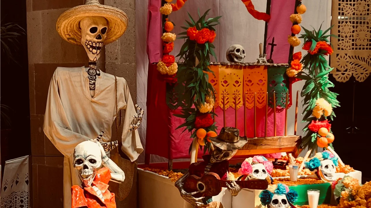 Descubre el origen de los esqueletos de papel maché Descubre el origen de los esqueletos de papel maché