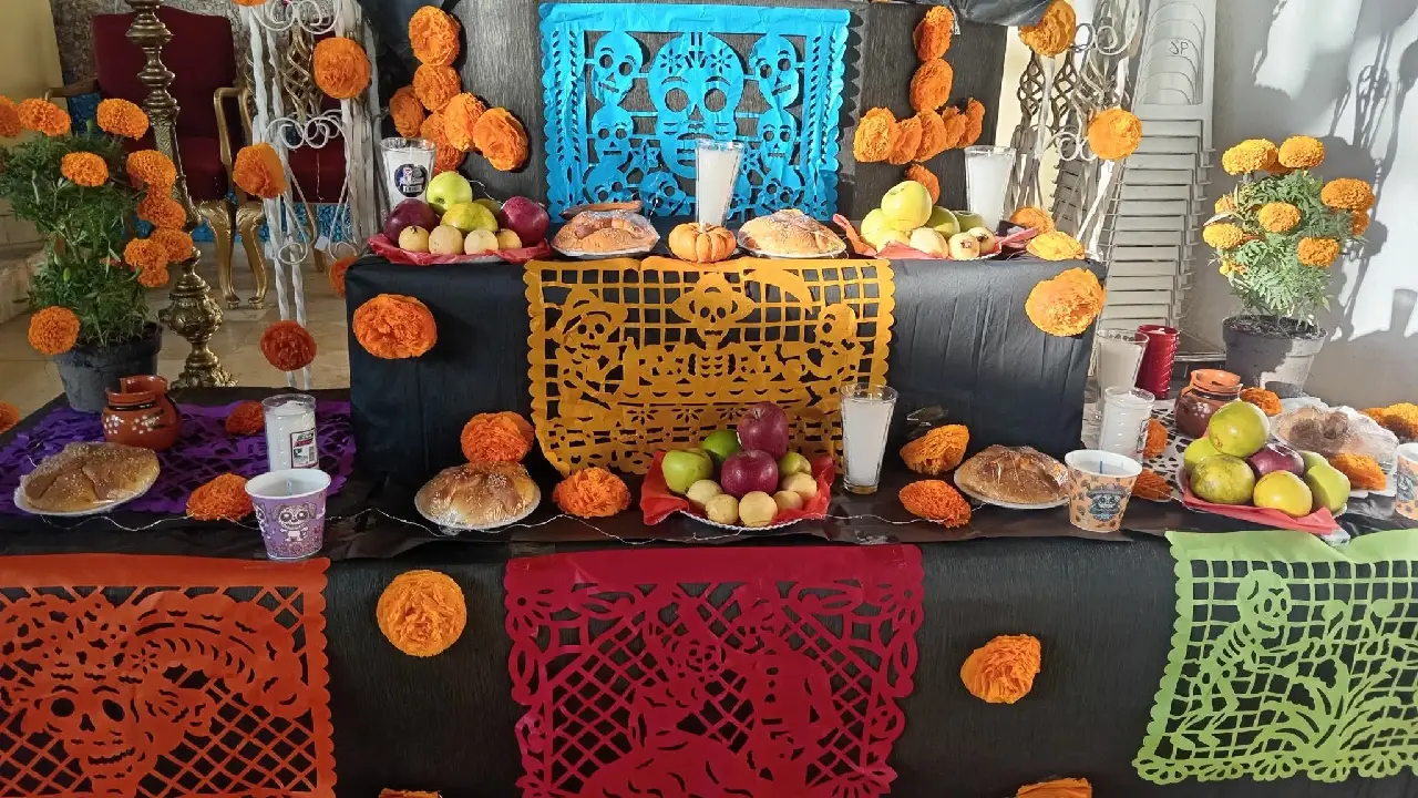 Sabores que trascienden: La comida en la ofrenda del Día de Muertos Sabores que trascienden: La comida en la ofrenda del Día de Muertos
